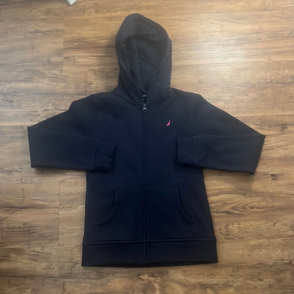 Sweatshirt navy blue in some pictures it looks black